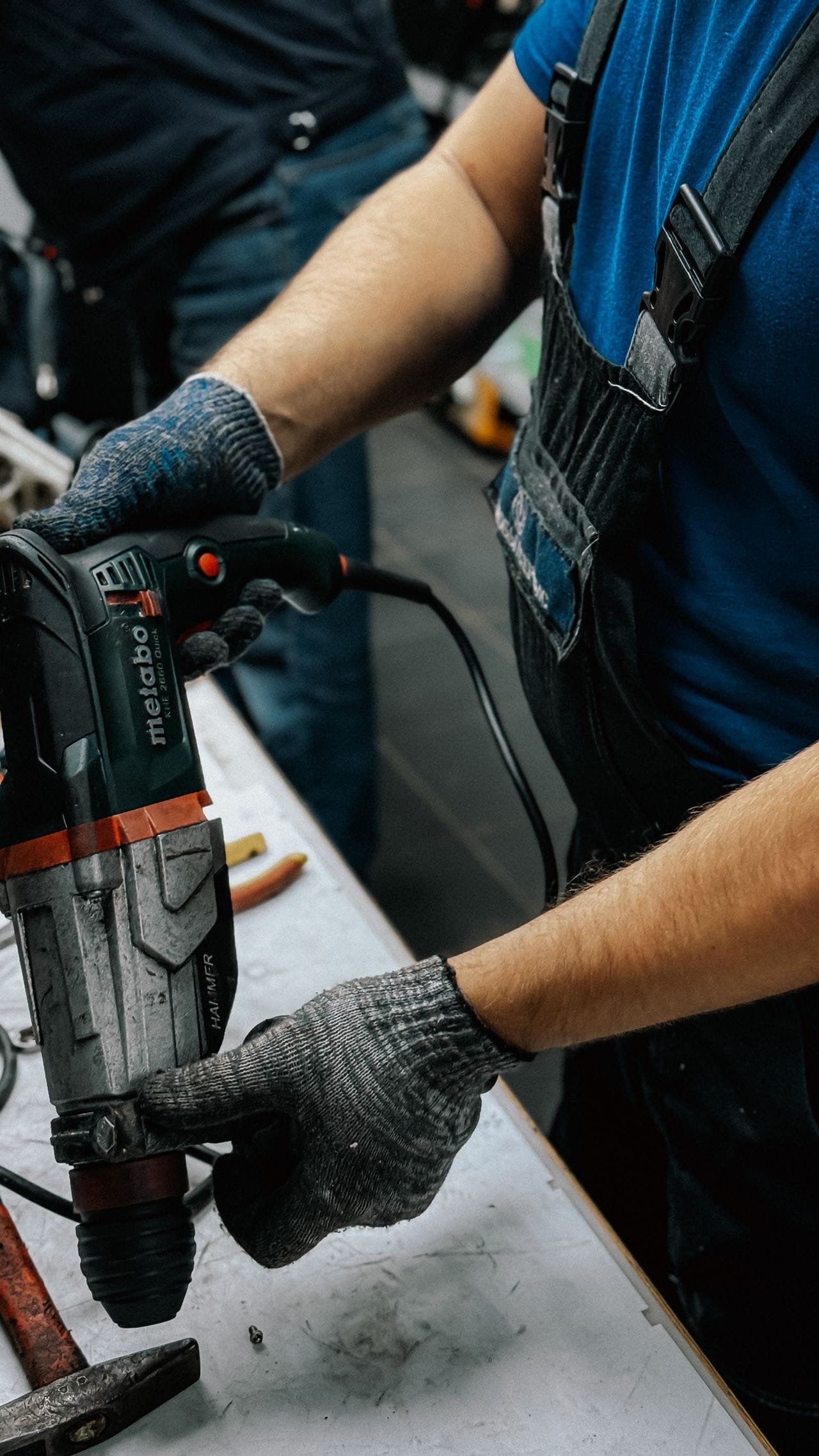 Persoon boort met een accuboormachine in hout